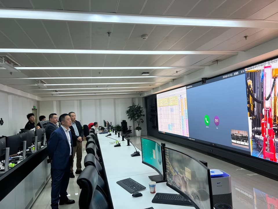正道能源一行在川庆钻探川西钻探公司相关领导的陪同下，实地参观了公司远程操控平台，详细了解平台智能化运行、远程作业管控等核心功能，全面感受公司先进的数字化钻探管理体系。